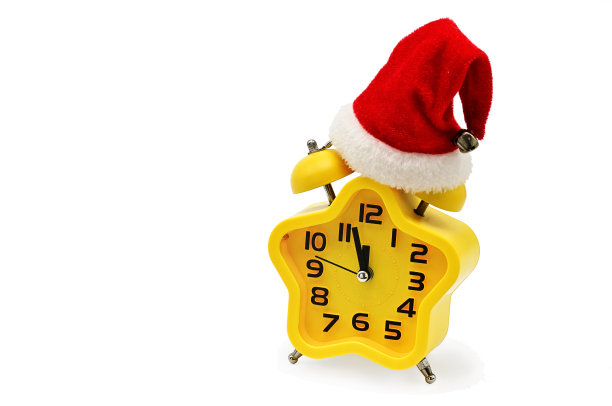 一个星号的圣诞时钟显示了午夜前的剩余时间，它戴着一顶圣诞老人帽，背景是白色的。12日12点图片下载