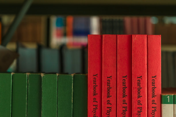 近距离的绿色和橙色的书图片下载