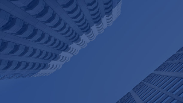 从地面上看，在毫无特色的摩天大楼，背景与皇家蓝色滤镜和复制空间图片下载