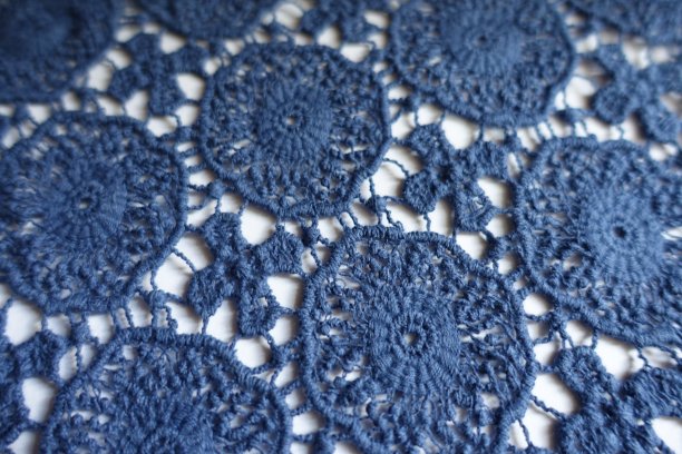 杰出的蓝色棉布花边在白色的背景图片下载