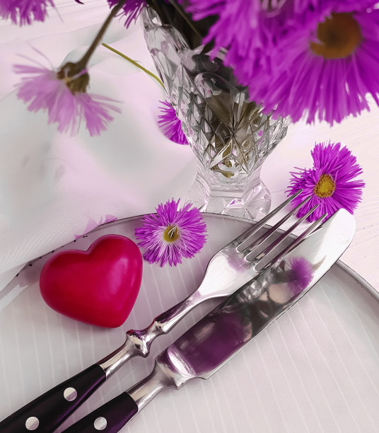 盘上，菊花花心以白色木质为背景图片下载