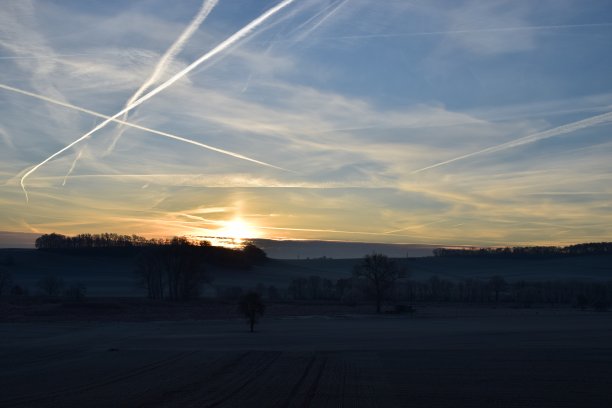 冬天早晨的阳光在农村的艾菲尔图片下载