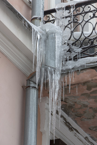 排水管和沟渠上有冰柱。排水系统安装不正确，上面出现了大冰柱，对路过的人的健康和生命构成威胁。图片下载