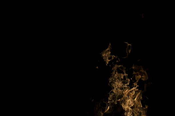 火焰火焰在抽象艺术黑色的背景上，燃烧着的红色炽热的火花从巨大的火焰中升起，火红的橙色发光图片下载