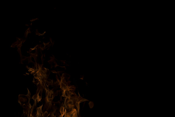 火焰火焰在抽象艺术黑色的背景上，燃烧着的红色炽热的火花从巨大的火焰中升起，火红的橙色发光图片下载