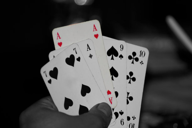 纸牌游戏，香烟和酒精图片下载