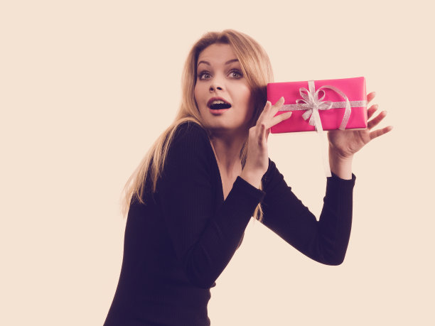 女孩拿着礼物摇粉色礼盒图片下载