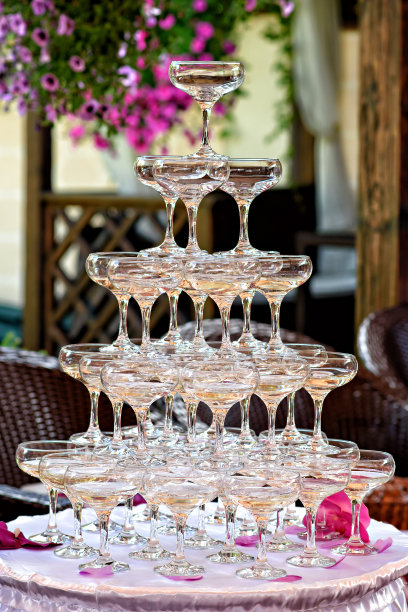 金字塔形酒杯图片下载