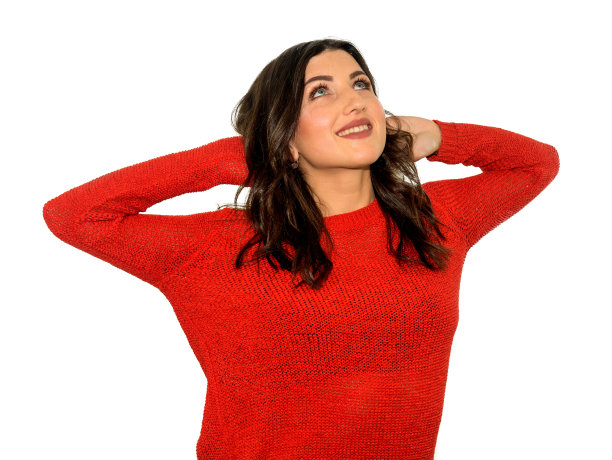 照片上的漂亮女人积极地叫喊和手势，表达了她极大的喜悦和惊喜，穿着红色毛衣，孤立在白色背景下，图片下载