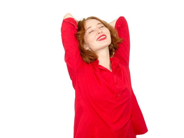 照片上的漂亮女人积极地叫喊和手势，表达了她的巨大的喜悦和惊喜，穿着红色的衬衫，孤立在白色的背景，图片下载