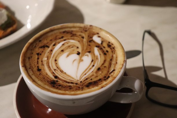 白色的咖啡杯图片下载