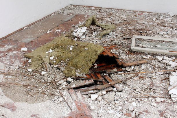 木地板被水冲毁，被碎石覆盖图片下载