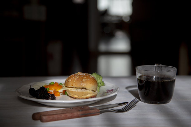 健康早餐:咖啡、面包和蔬菜图片下载