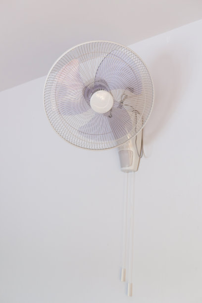 电扇挂在白色灰泥墙上图片下载