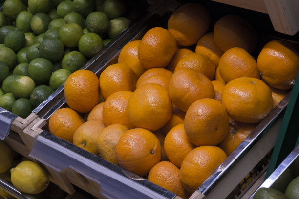 一盒橘子和酸橙图片下载