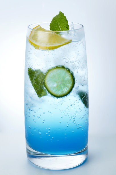 在白色背景上的冰冻清爽饮料图片下载