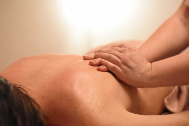 女子背部按摩图片下载