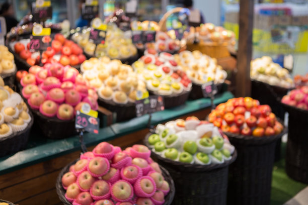 超市货架上许多水果的模糊图像图片下载