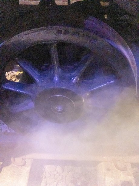 围绕着火车车轮的蒸汽图片下载