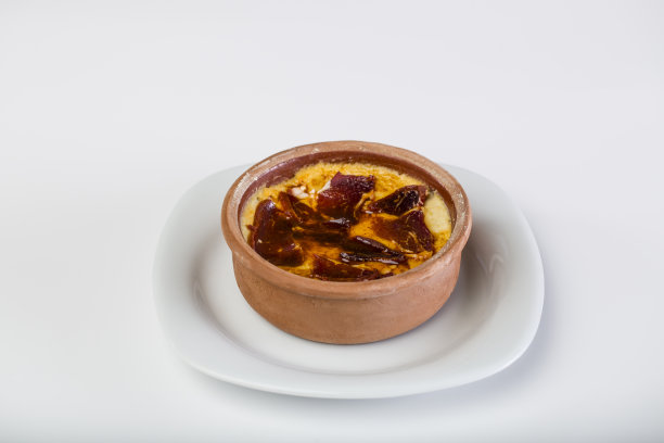 白豆鹰嘴豆泥配培根和面包图片下载