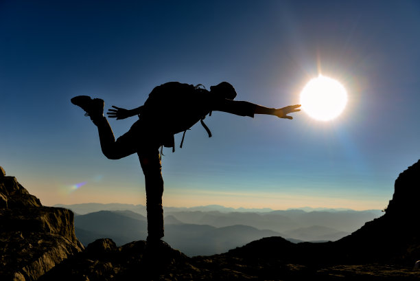 在山顶做瑜伽的登山者图片下载