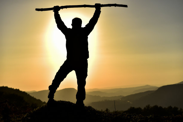 神秘的日出和成功的攀登者图片下载