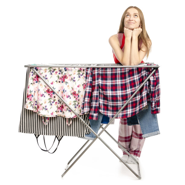 妇女在围裙衣服烘干架和干净的衣服图片下载