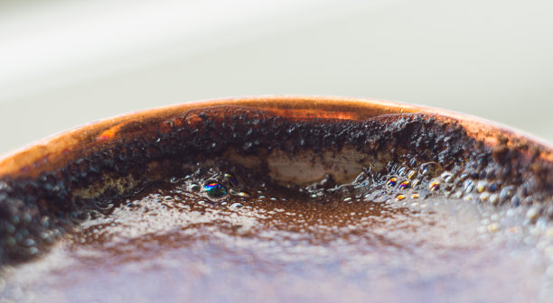 现煮的天然黑咖啡，传统铜制咖啡壶泡沫图片下载