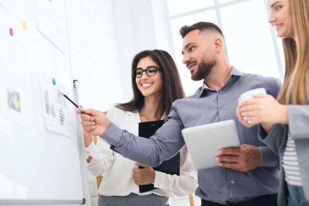 一起讨论项目。自信的男人展示图片图片下载