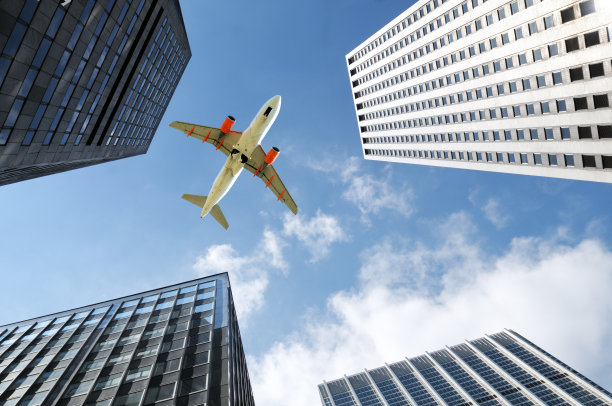 飞机飞过纽约市的建筑物图片下载