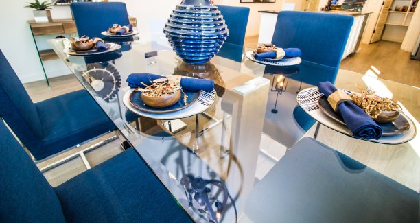 现代玻璃餐桌与地方设置图片下载