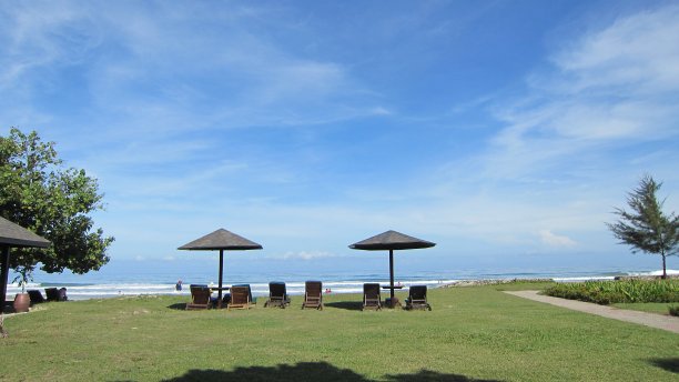 海滩上休息的地方图片下载