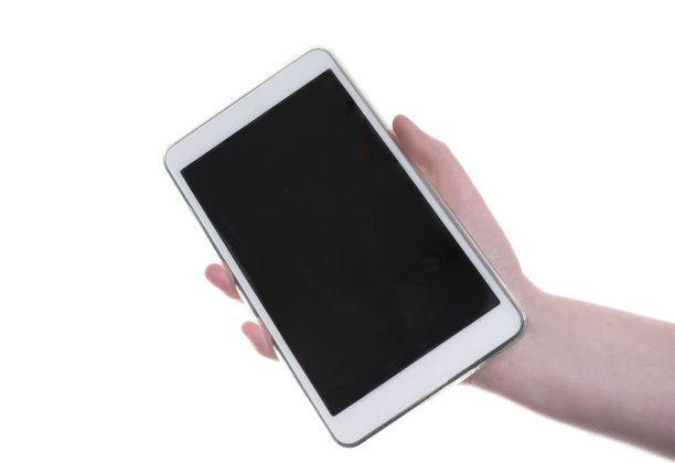 女人手里拿着一个黑屏的平板电脑。与拷贝空间隔离。图片下载