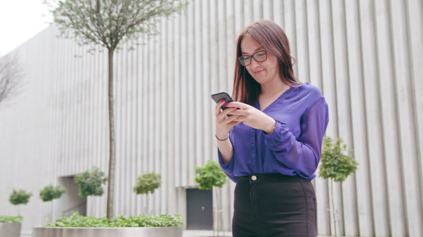 在城里用手机的褐发女人图片下载