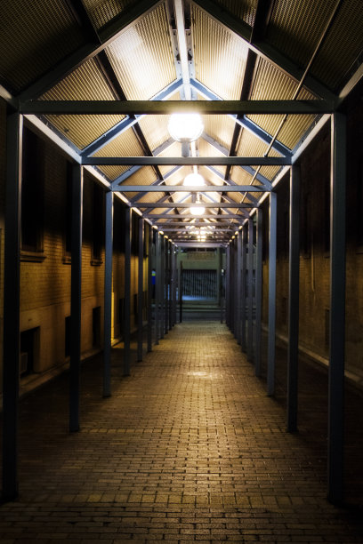 夜间灯光走廊图片下载