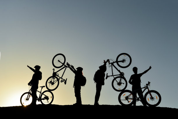 意识到冒险骑自行车的团体图片下载