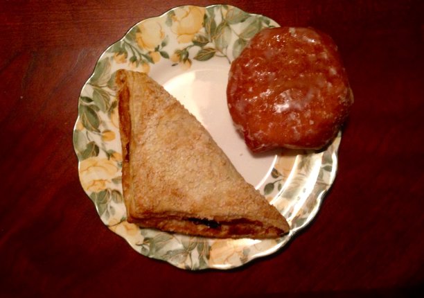 花果盘上的一对甜甜圈图片下载