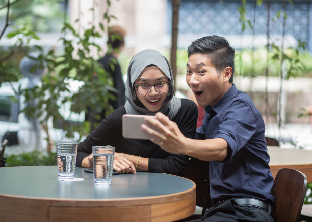 同事们在工作间隙用智能手机自拍图片下载