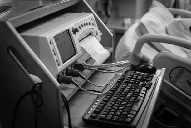 过滤音近距离胎儿监视器与婴儿的心跳在产房医院图片下载