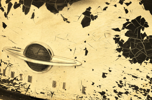 后排是一辆老爷车的特写图片下载