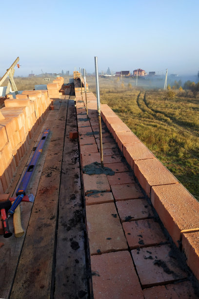 沿着前景工具的砖墙外观图片下载