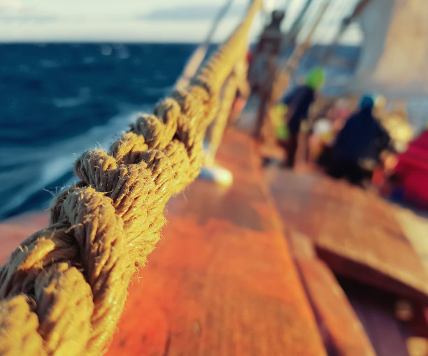 救生木帆船滚动着前进。图片下载