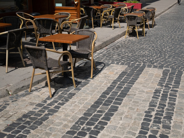 人行道上的豪华餐厅的夏季露台图片下载