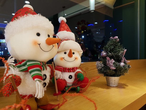 可爱的雪人娃娃与红帽子为冬季室内图片下载