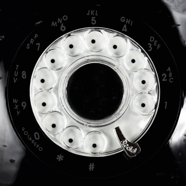 老式旋转式电话在近距离观看图片下载