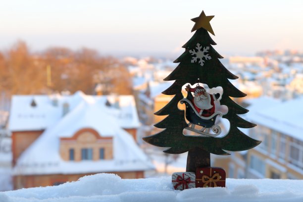 木制的新年和圣诞节装饰品。图片下载