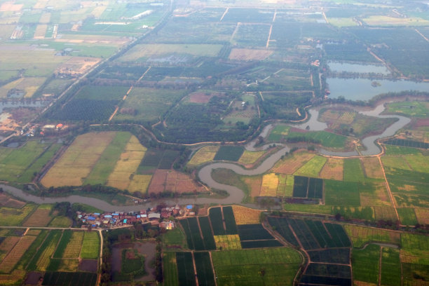 俯视图田野道路和城市，航空照片从飞机，泰国图片下载