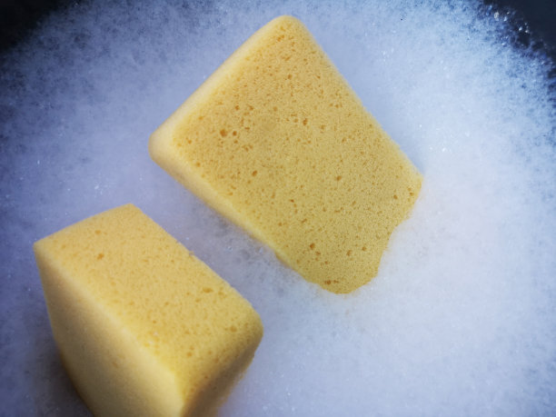 黄色海绵洗车和空白文字。图片下载