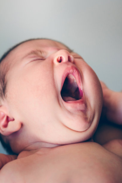 新生女婴打哈欠图片下载