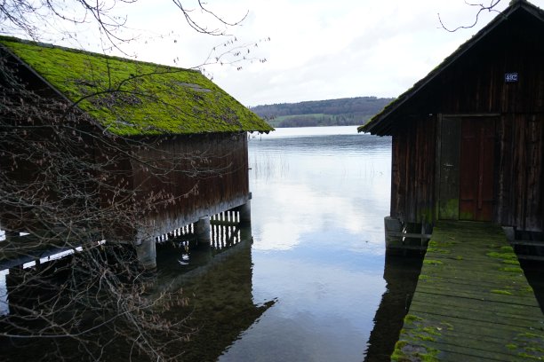 湖上渔夫的小屋图片下载